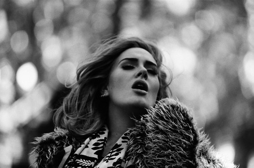 Adele για τη Δολοφονία Τζορτζ Φλόιντ: «Να είστε θυμωμένοι, αλλά να εστιάζετε!»