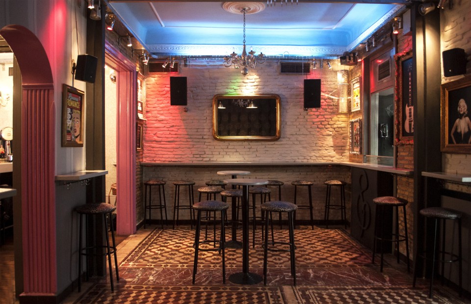 Πλακάκι και μάρμαρο και ιδιαίτερη κορνίζα ταβανιού, όλα ανέπαφα από τη δεκαετία του '20