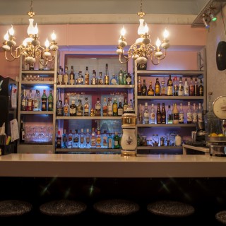 To Blinky είναι το μόνο μπαρ στο οποίο θα βρεις σφηνάκι καρυδόπιτα