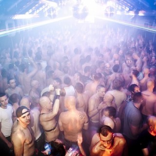 Chemsex: Η νέα μόδα που συνδυάζει ναρκωτικά και σεξ με πολλούς παρτενέρ