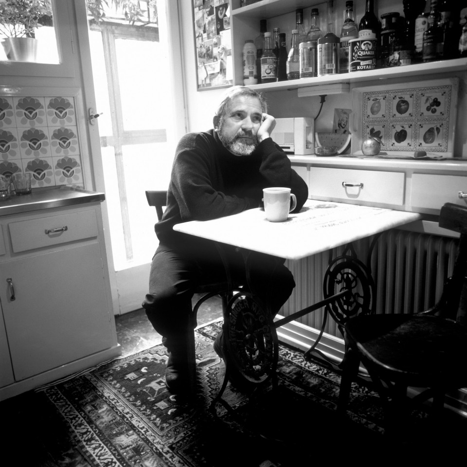 Actor Minas Hatzisavvas in the kitchen of his home, January 2004 / Ï çèïðïéüò ÌçíÜò ×áôæçóÜââáò óôçí êïõæßíá ôïõ óðéôéïý ôïõ, ÉáíïõÜñéïò 2004