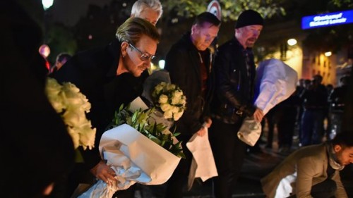 Οι U2 τιμούν τα θύματα της επίθεσης στο Bataclan