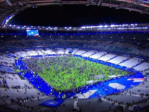 Βίντεο: Οι Γάλλοι αποχωρούν από το Stade de France, τραγουδώντας τον εθνικό ύμνο