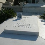 Βεβήλωσαν τον τάφο του Ανδρέα Παπανδρέου