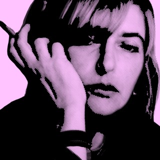 Άντζελα Δημητρακάκη: «Στην Ανάφη κάποτε σκέφτηκα ότι θα ήθελα να γράφω χορεύοντας. Τελικά όμως είναι πιο εύκολο να γράφεις ως ελεύθερος σκοπευτής στα ενδιάμεσα από τη δράση στην οποία είσαι ταγμένη»