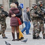 Τρεις νεκροί. Μάχες αυτήν την ώρα στο Παρίσι