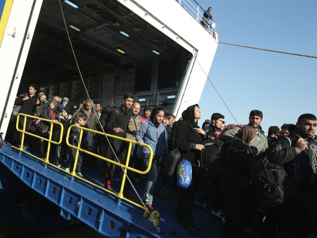 4500 πρόσφυγες καταφθάνουν σήμερα στο λιμάνι του Πειραιά