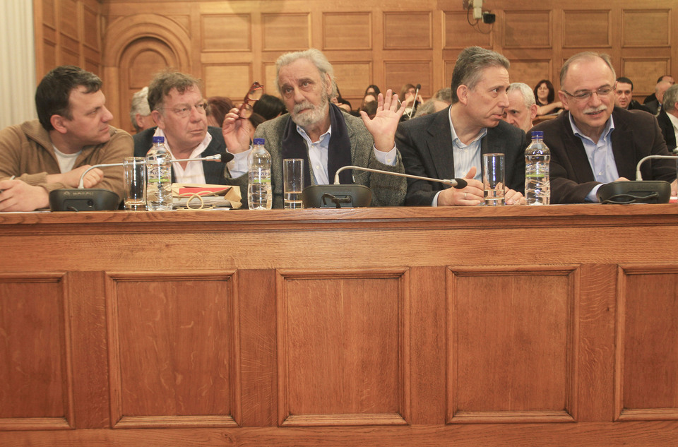 Ο Κώστας Χρυσόγονος (δεύτερος από δεξιά), καθηγητής Συνταγματικού Δικαίου και Ευρωβουλευτής του ΣΥΡΙΖΑ.