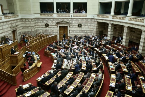 ΝΔ-ΣΥΡΙΖΑ: Η κοινοβουλευτική τους παρουσία σε σύγκριση με τη Χρυσή Αυγή