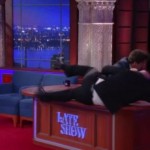 O Μπρους Γουίλις πλακώνει στο ξύλο τον Στίβεν Κόλμπερτ!