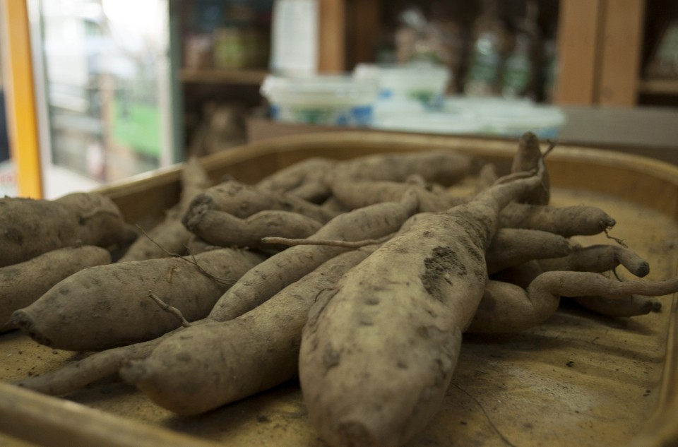 Sesoula, social grocery at Exarchia neighborhood, Athens, Greece, December 2015 / ÓÝóïõëá, êïéíùíéêü ðáíôïðùëåßï óôá ÅîÜñ÷åéá, ÁèÞíá, ÄåêÝìâñéïò 2015