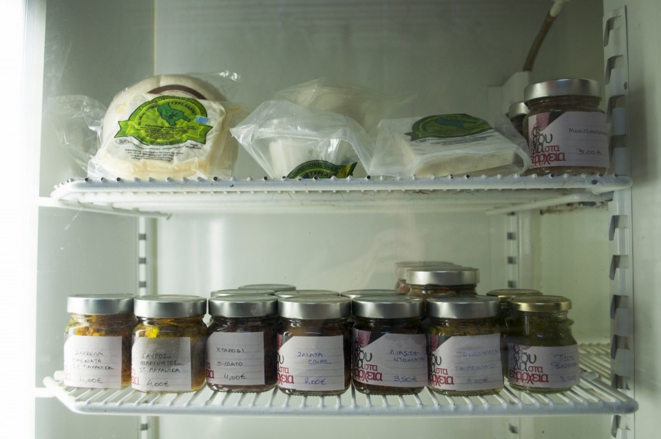 Sesoula, social grocery at Exarchia neighborhood, Athens, Greece, December 2015 / ÓÝóïõëá, êïéíùíéêü ðáíôïðùëåßï óôá ÅîÜñ÷åéá, ÁèÞíá, ÄåêÝìâñéïò 2015