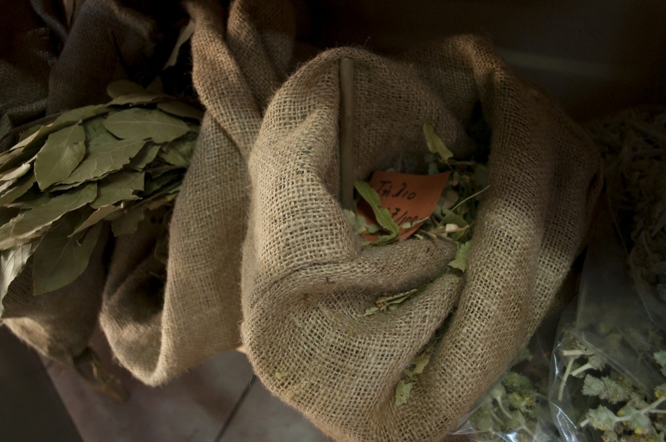 Sesoula, social grocery at Exarchia neighborhood, Athens, Greece, December 2015 / ÓÝóïõëá, êïéíùíéêü ðáíôïðùëåßï óôá ÅîÜñ÷åéá, ÁèÞíá, ÄåêÝìâñéïò 2015