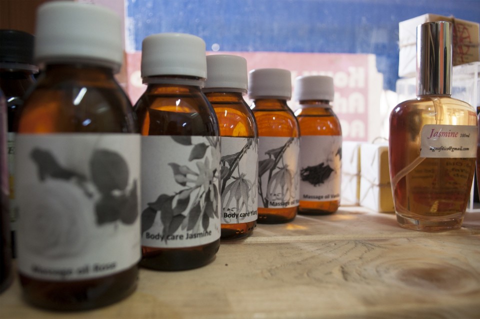 Sesoula, social grocery at Exarchia neighborhood, Athens, Greece, December 2015 / ÓÝóïõëá, êïéíùíéêü ðáíôïðùëåßï óôá ÅîÜñ÷åéá, ÁèÞíá, ÄåêÝìâñéïò 2015