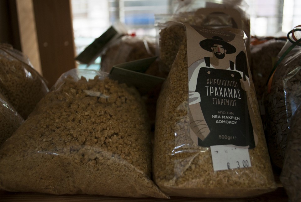 Sesoula, social grocery at Exarchia neighborhood, Athens, Greece, December 2015 / ÓÝóïõëá, êïéíùíéêü ðáíôïðùëåßï óôá ÅîÜñ÷åéá, ÁèÞíá, ÄåêÝìâñéïò 2015