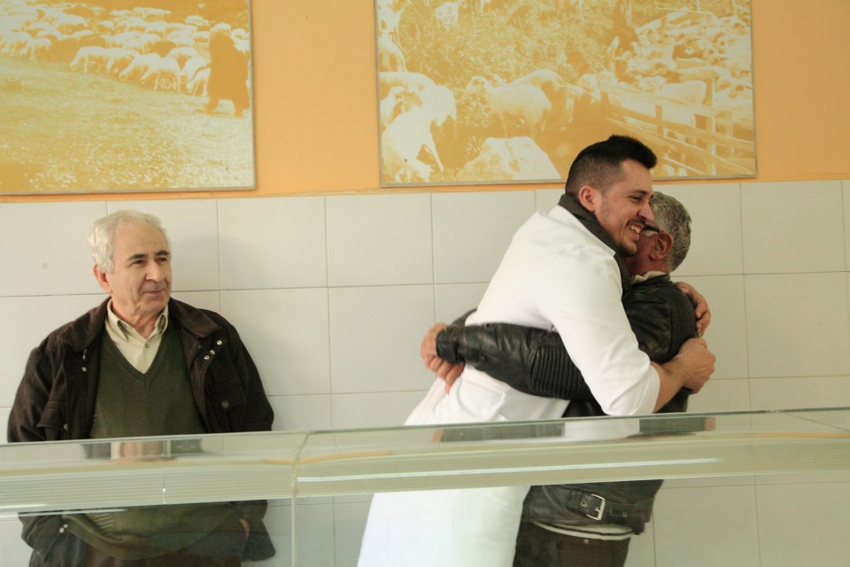 Ο Γιώργος Μπίτσικας σε μια τρυφερή αγκαλιά με πελάτη που είχε χρόνια να περάσει από το μαγαζί