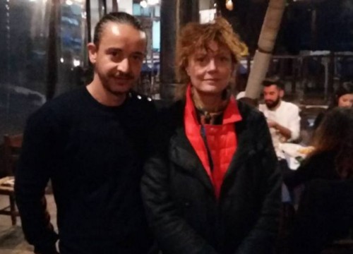 Η Σούζαν Σάραντον ταξίδεψε στη Λέσβο για να βρεθεί στο πλευρό των προσφύγων