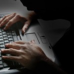 Μια ομάδα άγνωστων χάκερ έχει βαλθεί να «ρίξει» το Διαδίκτυο