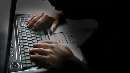 Μια ομάδα άγνωστων χάκερ έχει βαλθεί να «ρίξει» το Διαδίκτυο