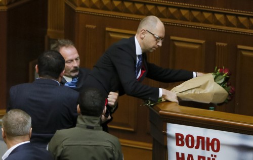 Ουκρανοί πολιτικοί πιάστηκαν στα χέρια εντός του κοινοβουλίου