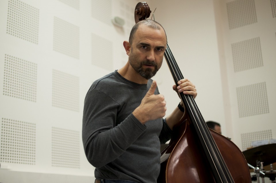 Ο Γιώργος Γεωργιάδης στο κόντρα μπάσο