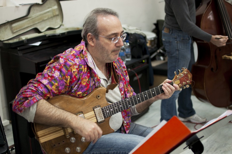 O Γιώργος Χαρονιάν στην κιθάρα