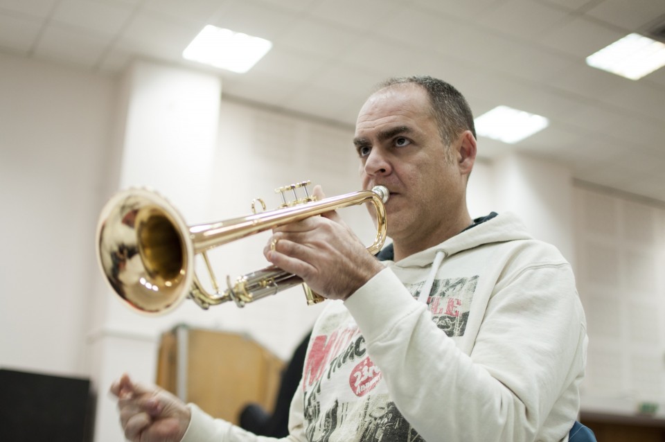 Ο Μάνος Θεοδοσάκης δίνει το ρυθμό