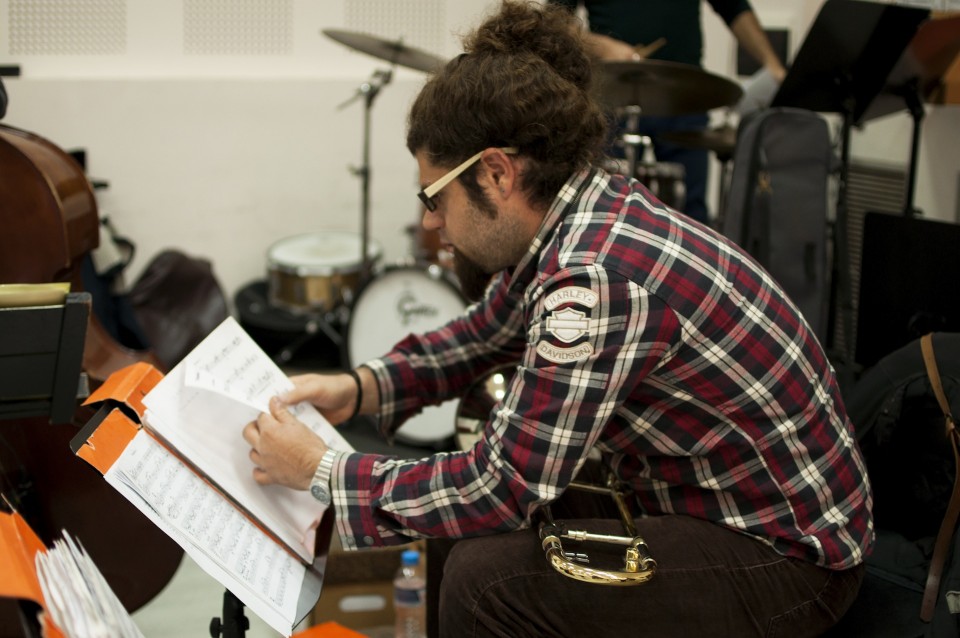 Ο τρομπονίστας Γιώργος Ζαρέας ψάχνει τις παρτιτούρες του