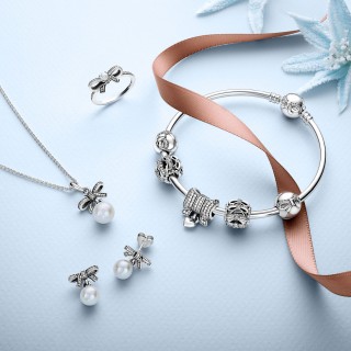 Αυτά τα Χριστούγεννα, χάρισε μια στιγμή με σύμβολα PANDORA!