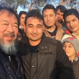 Ο Κινέζος εικαστικός Ai Weiwei δίπλα στους πρόσφυγες της Λέσβου