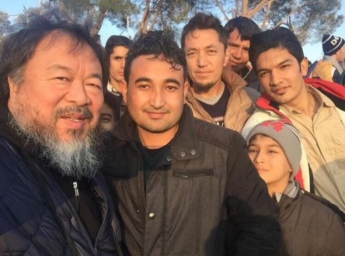 Ο Κινέζος εικαστικός Ai Weiwei δίπλα στους πρόσφυγες της Λέσβου