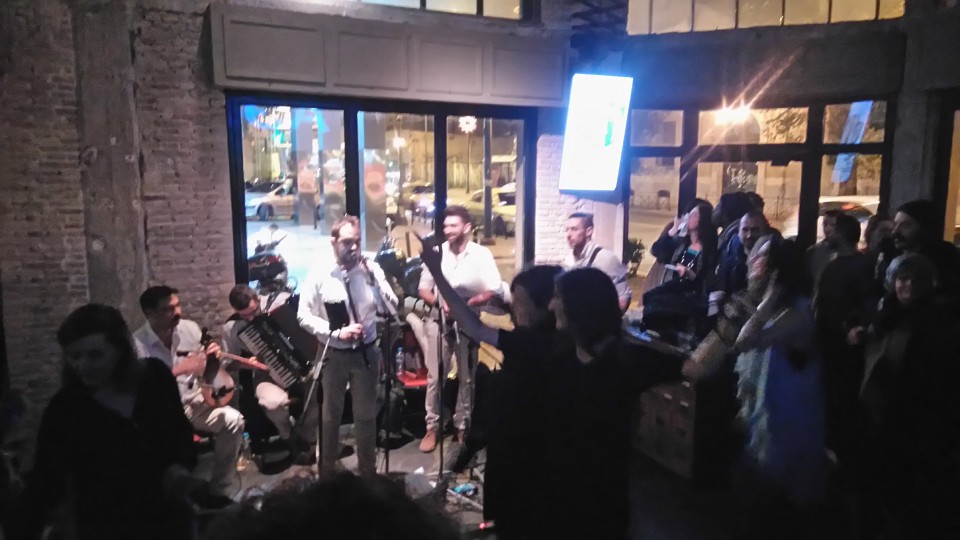 Ο ήλιος βασιλεύει και η μέρα σώνεται 