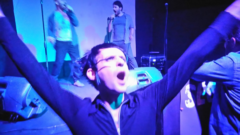 Το καλύτερο photobombing του 2015 το έκανε ο Γιώργος Φακίνος. Second Skin, Καραόκε Τετάρτες, 25-11-2015