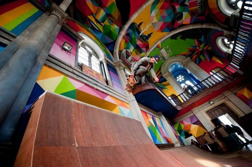 Δείτε πώς μια εκκλησία στην Ισπανία μετατράπηκε σε πολύχρωμο πάρκο για skate