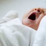 Ισόβια στη μάνα από τη Λέρο που άφησε το μωρό της να πεθάνει από ασιτία