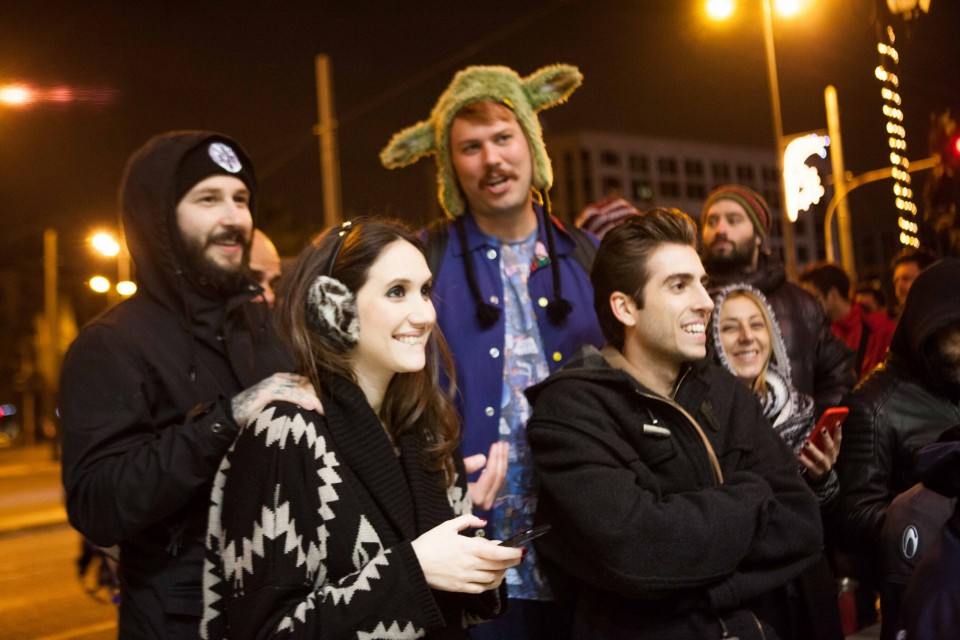 Φανατικοί περιμένουν να μπουν στην πρεμιέρα. 