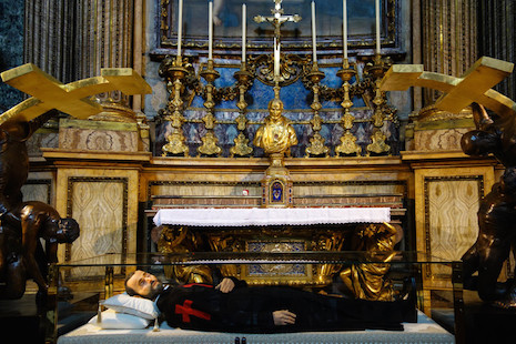 Το άφθαρτο λείψανο του Αγίου Camillus de Lellis. O σκελετός του δεν είναι μέσα στο ομοίωμα, αλλά στεγάζεται σε ένα διαμέρισμα από κάτω, La Maddalena, Ρώμη.