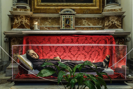 Το κέρινο ομοίωμα του Αγίου Carlo da Sezze. Τα λείψανά του φυλάσσονται κάτω από το θυσιαστήριο πίσω από ομοίωμα του. Άγιος Φραγκίσκος της Ασίζης στη Ripa Grande της Ρώμης.