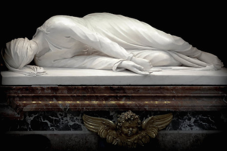 Ο τάφος της Αγίας Cecilia, της πρώτης άφθαρτης αγίας. Αυτή η διάσημη προτομή απεικονίζει την θέση του σώματος της όπως βρέθηκε. Προσέξτε την πληγή στο λαιμό της από το μαρτύριο της. Santa Cecilia στο Trastevere, Ρώμη.