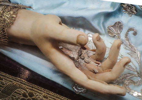 Το κέρινο ομοίωμα και το λείψανο της Αγίας Βικτωρίας, ο σκελετός μιας μάρτυρα στις κατακόμβες με τομές για να φαίνεται το λείψανό της. Santa Maria della Vittoria, Ρώμη.