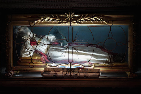 Τα λείψανα του Αγίου Wittoria, ο σκελετός ενός μάρτυρα στις κατακόμβες, που καλύπτονται από γάζα και φορεσιά. Santa Maria Sopra Minerva, Ρώμη