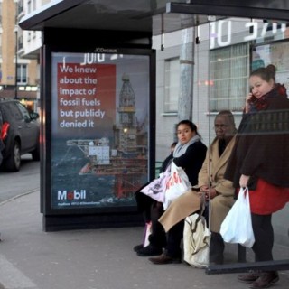Καλλιτέχνες «πειράζουν» 600 διαφημιστικές πινακίδες στο Παρίσι