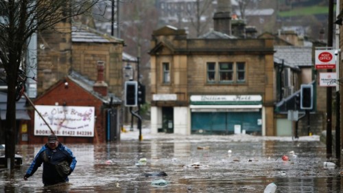 Πρωτοφανείς πλημμύρες πλήττουν τη βόρεια Αγγλία – Συμμετοχή του στρατού στις επιχειρήσεις διάσωσης