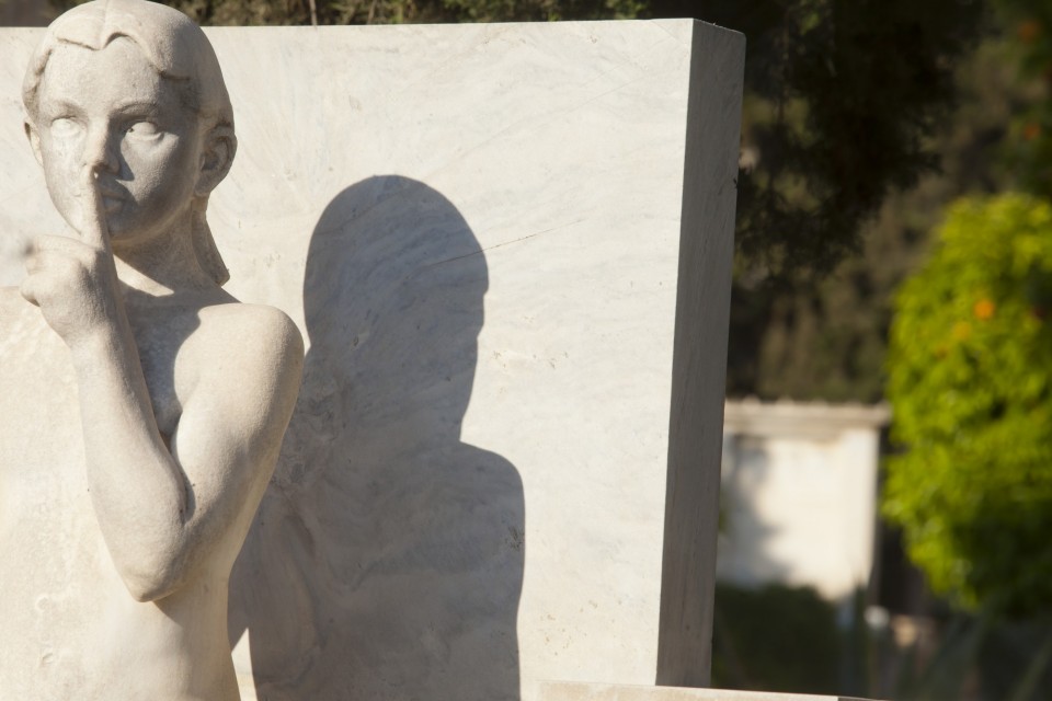 Statue of a little girl on a tomb, at the First Cemetary of Athens, Greece, April 2014 / Áãáëìá ìéêñïý êïñéôóéïý óå ìíÞìá óôï Á Íåêñïôáöåßï Áèçíþí, Áðñßëéïò 2014