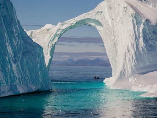 Μία γέφυρα από πάγο – Δείτε την εντυπωσιακή φωτογραφία από το National Geographic