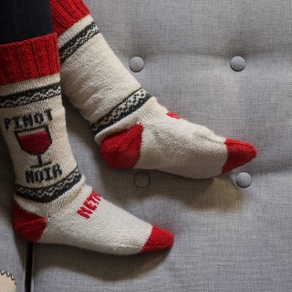 Το απόλυτο wearable των Χριστουγέννων: κάλτσες που σταματούν την ταινία όταν σας πάρει ο ύπνος!