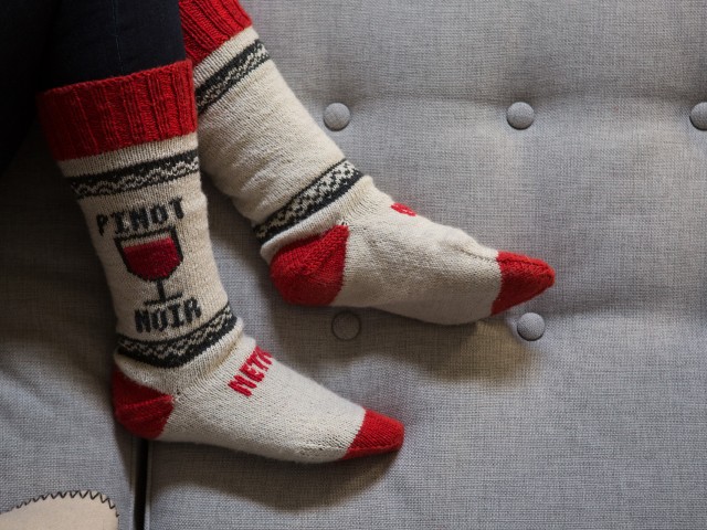 Το απόλυτο wearable των Χριστουγέννων: κάλτσες που σταματούν την ταινία όταν σας πάρει ο ύπνος!