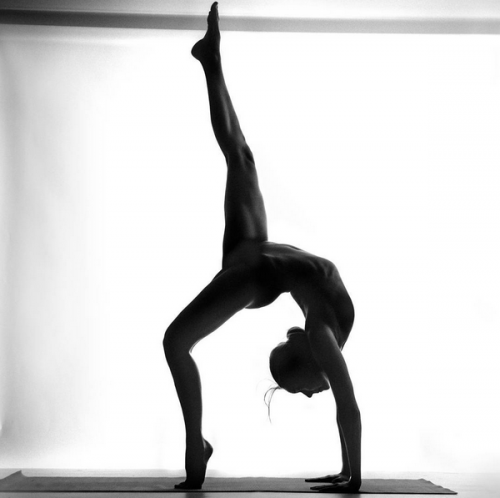 Το Nude Yoga Girl εκθέτει στο Instagram την ομορφιά του γυμνού ανθρώπινου σώματος (20 φωτογραφίες)