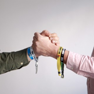 Αναρωτηθήκατε ποτέ ποιοι φτιάχνουν τα βραχιολάκια που φοράτε στα φεστιβάλ που επισκέπτεστε;