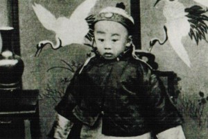 Στις 2 Δεκεμβρίου του 1908 ο Που Γι στέφεται τελευταίος αυτοκράτορας της Κίνας